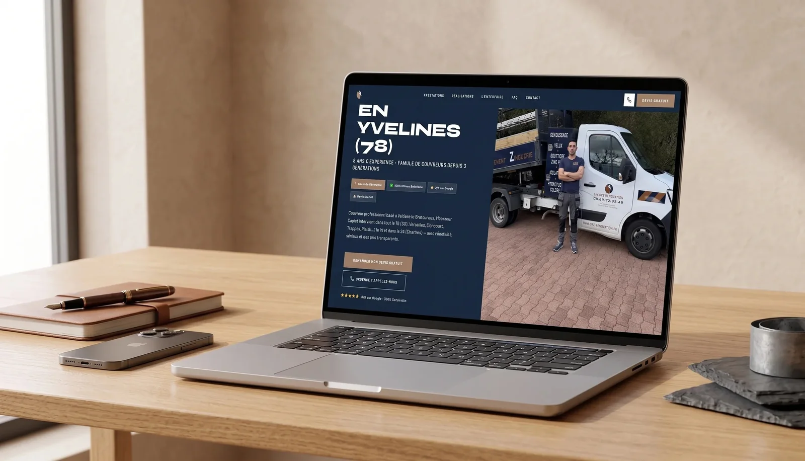 Le site de CRZ Rénovation affiché sur un ordinateur portable posé sur un bureau en bois