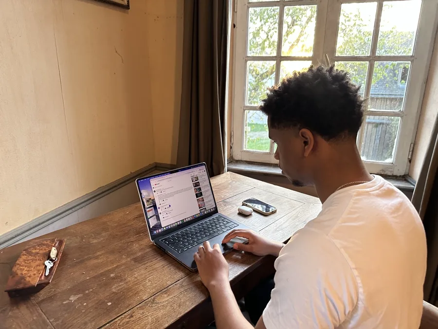 Thomas Tranchot, fondateur de Skoweb, au travail sur son ordinateur portable