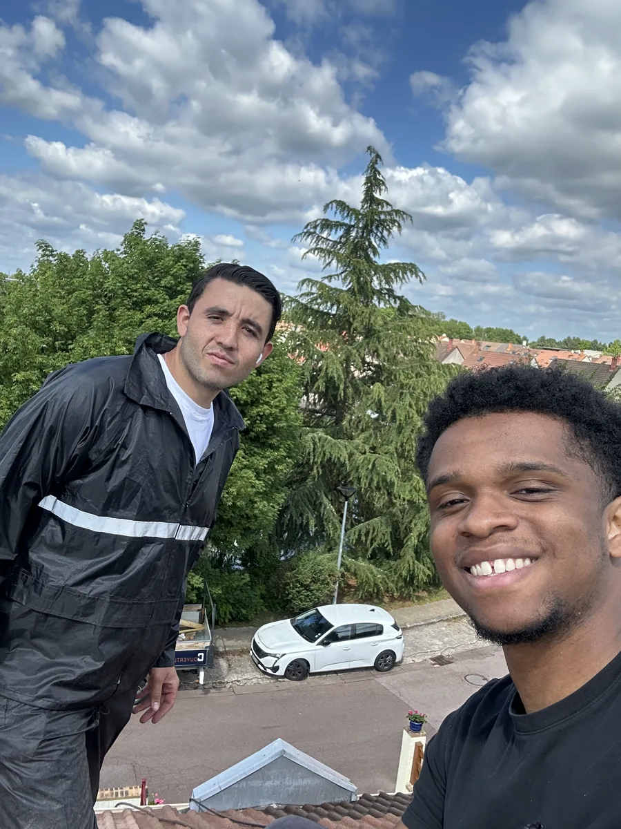 Thomas Tranchot sur un toit avec un couvreur
