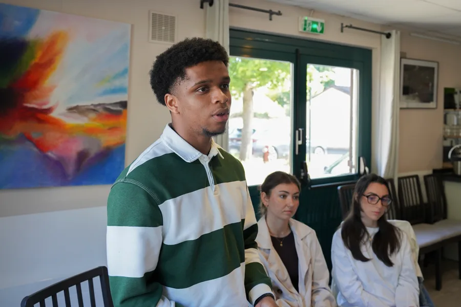 Thomas Tranchot en intervention devant un petit groupe