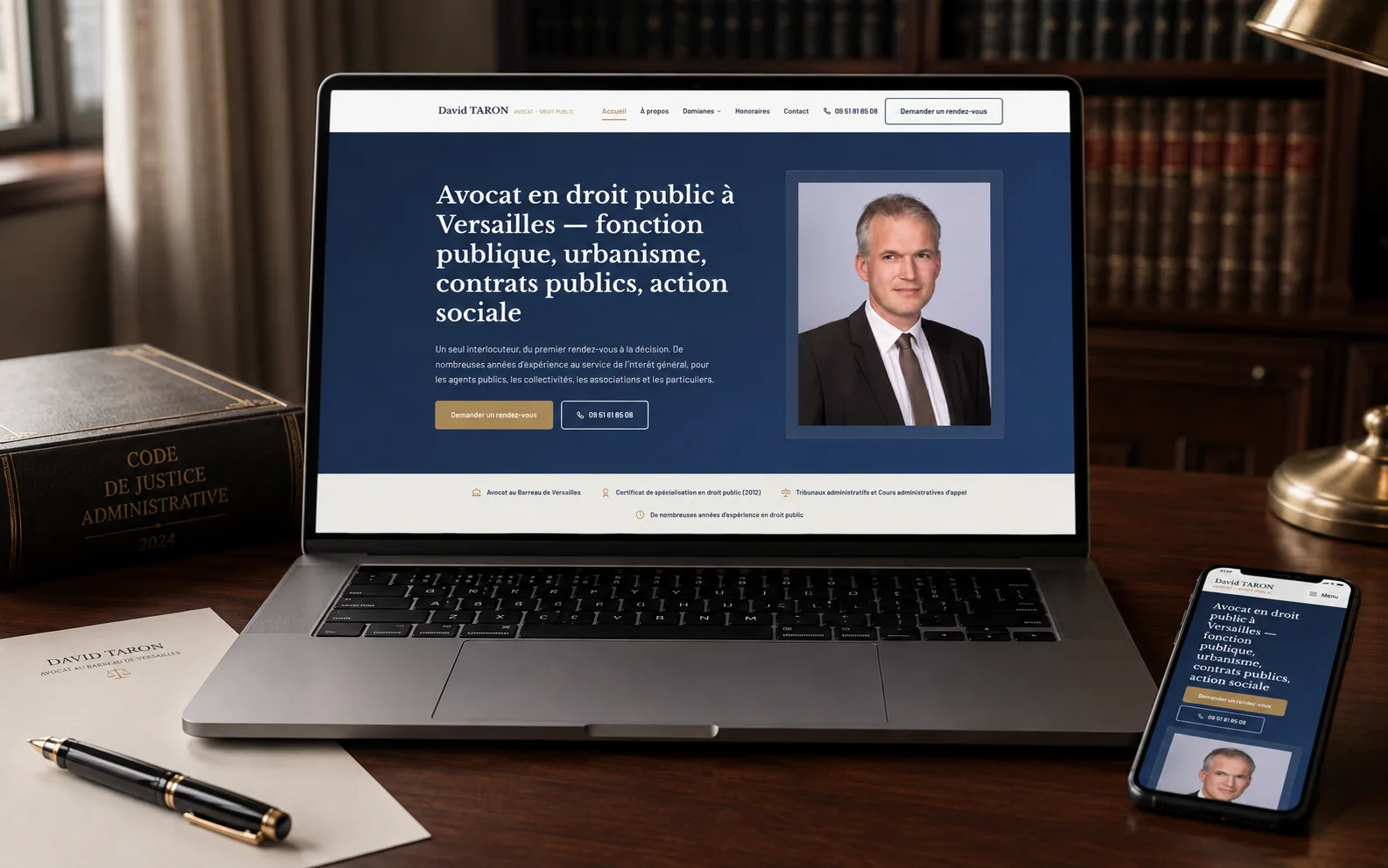 Le site de David Taron, avocat en droit public à Versailles, affiché sur un ordinateur portable